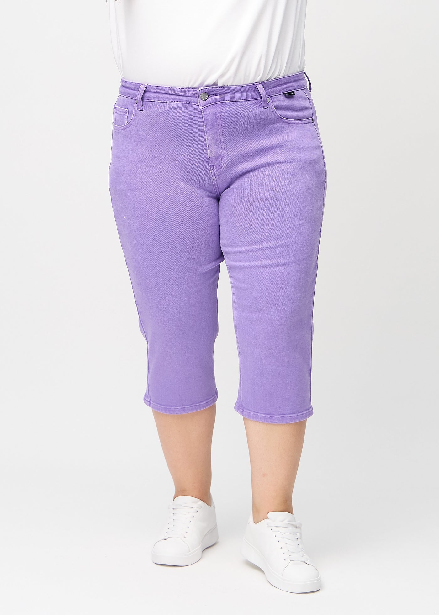 Lilla regular capris, modelnavn Lavenders, som går lige ned langs benet på en plus-size model, set forfra.