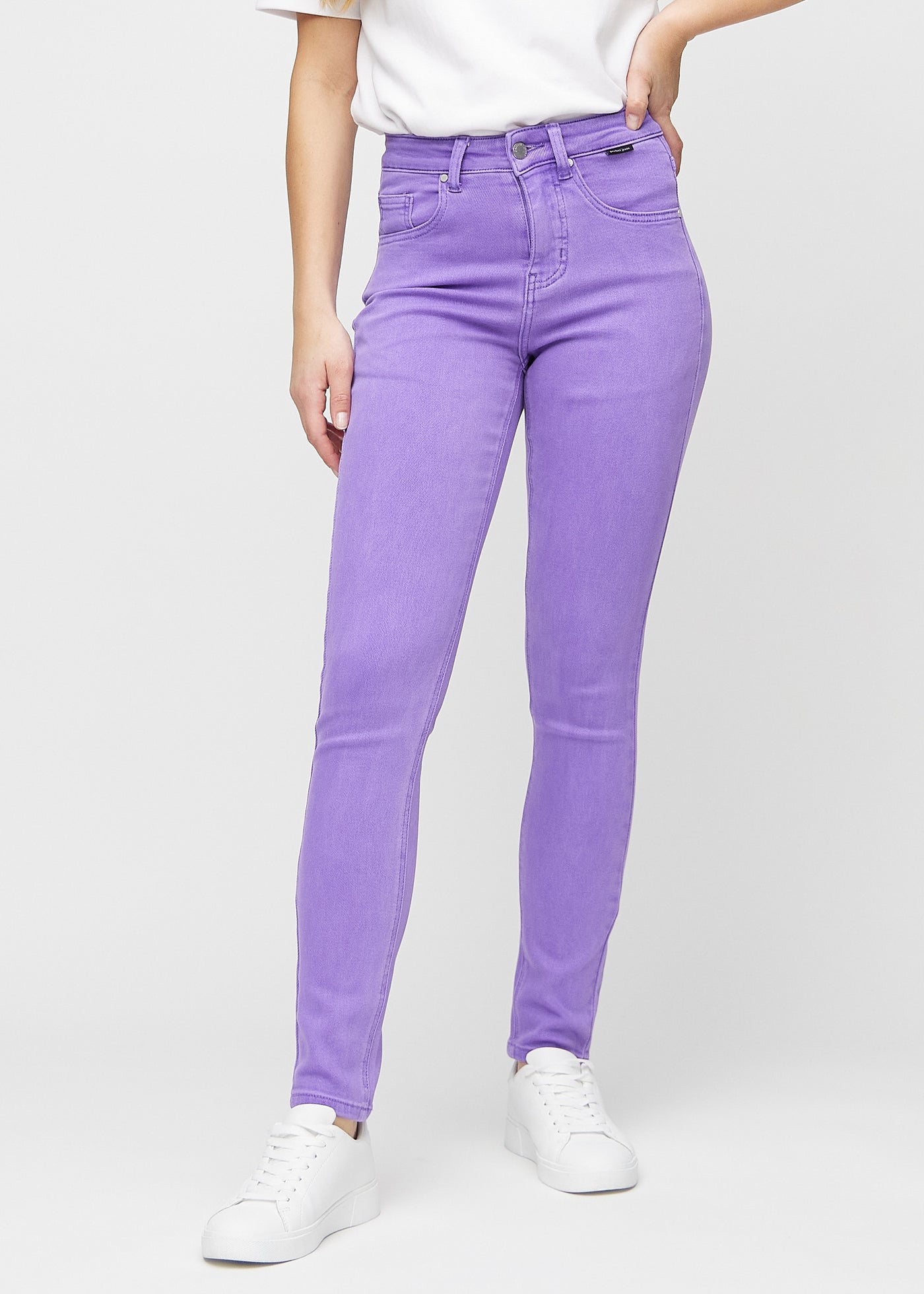 Lilla slim jeans, modelnavn Lavenders, som sidder tæt til benet, dog lidt løsere ved anklen, set forfra.