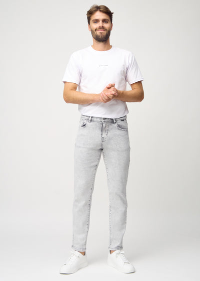 Fuldt billede af model i lysegrå denim regular jeans.