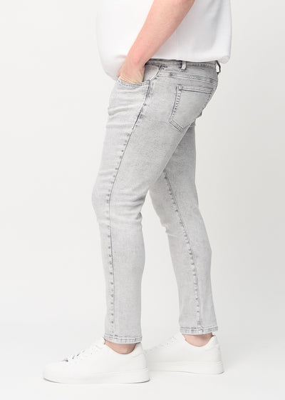 Lysegrå denim slim jeans set fra siden på en plus-size model.